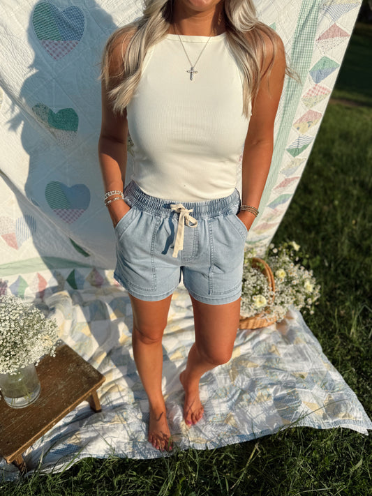 WASHED DENIM DRAWSTRING PATCH POCKET SHORTS